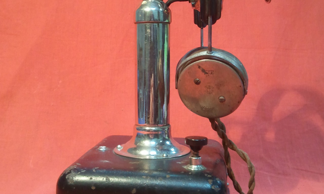 Столовый телефонный аппарат № 962 диспетчерской связи.