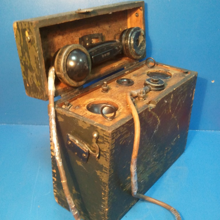 Полевой телефонный аппарат УНА-И-31.