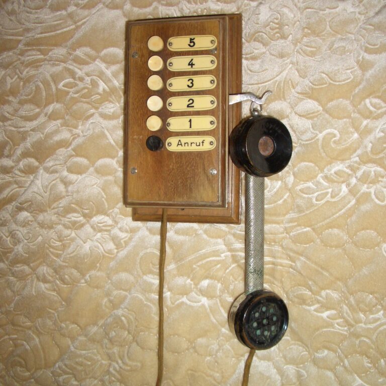 Настенный телефонный аппарат Pherophone.