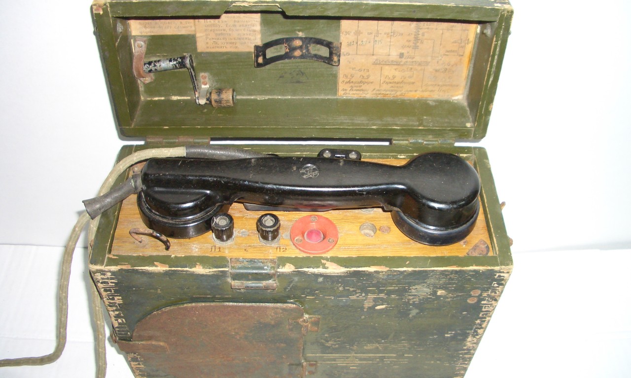 Полевой телефон УНА-ФИ-43 образца 1943 года.