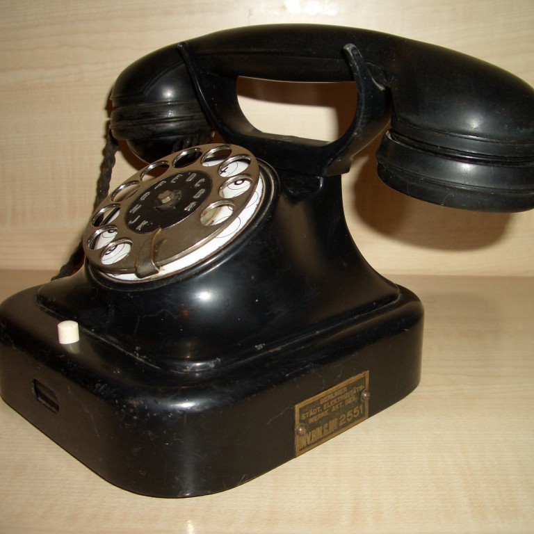 Настольный телефон SIEMENS & HALSKE. 1920-е гг.