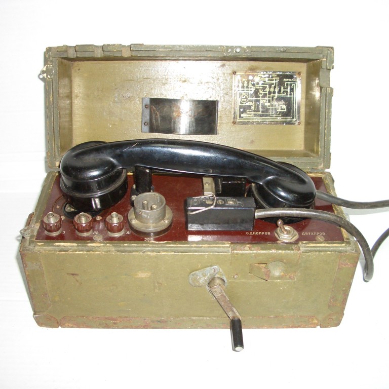Военный полевой телефонный аппарат.