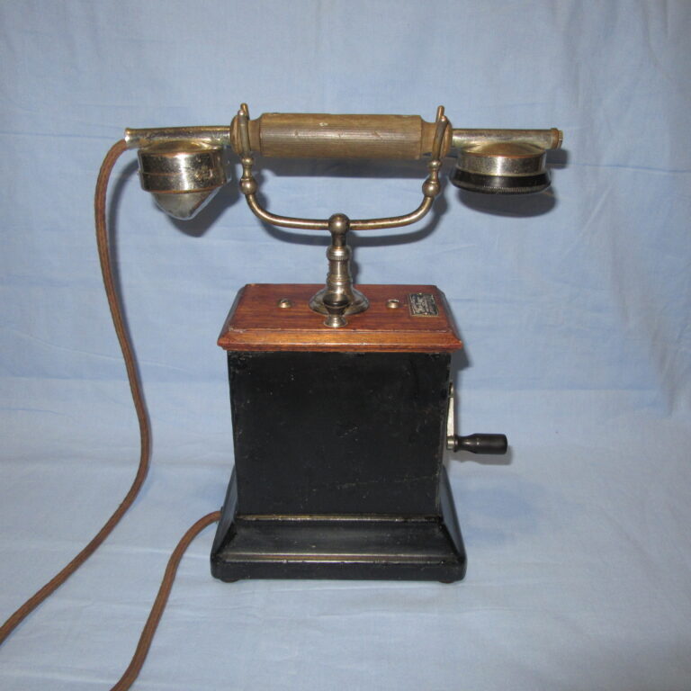 Телефон антикварный. Красная Заря. 1928г.